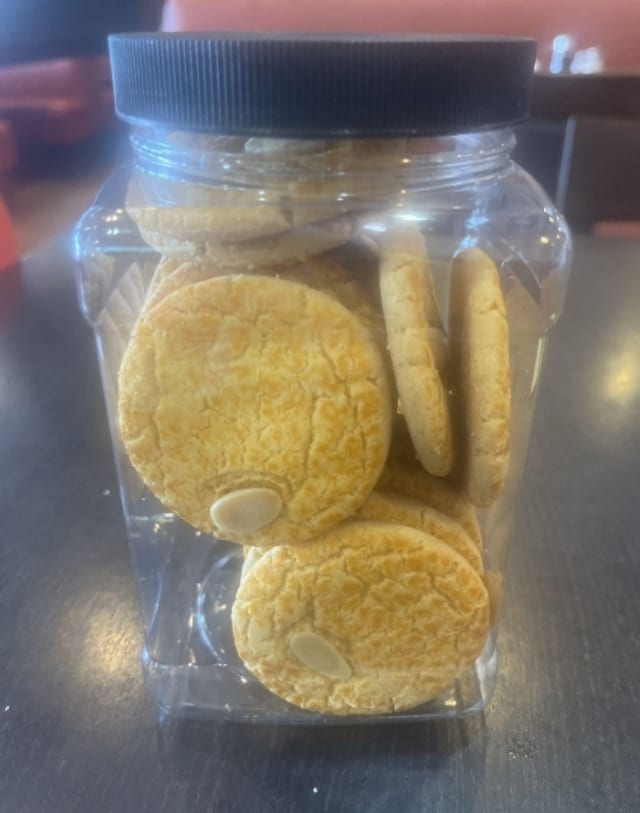 Almond cake (22 pieces) / 杏仁饼 (22 片).