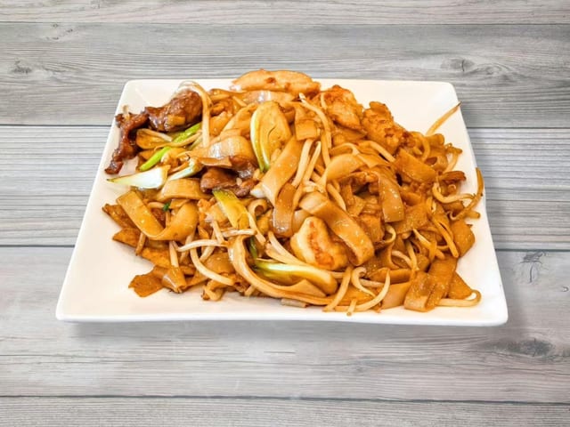 Three flavors chow fun / 三鲜炒河粉.