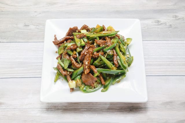 Spicy shredded beef with jalapeño peppers (lunch) / 辣牛肉丝(午).